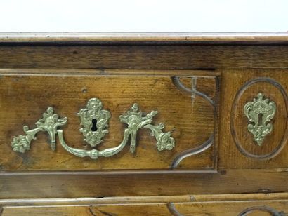 Commode en bois naturel ouvrant à 4 tiroirs...