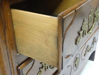 Commode en bois naturel ouvrant à 4 tiroirs...