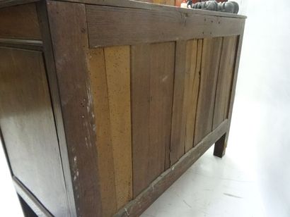 Commode en bois naturel ouvrant à 4 tiroirs...
