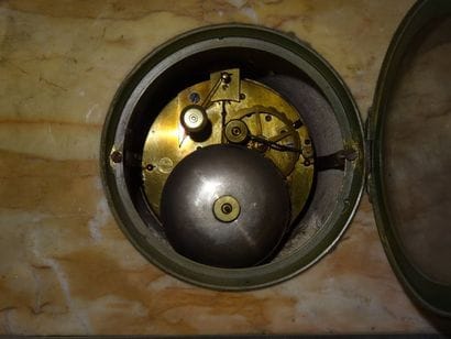 Pendule en marbre jaune de Sienne et bronze...