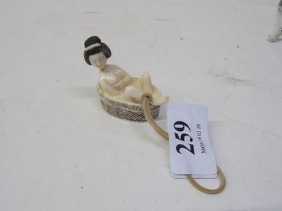 Netsuke à décor érotique figurant une femme...