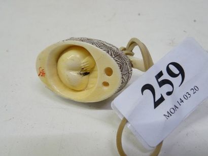 Netsuke à décor érotique figurant une femme...