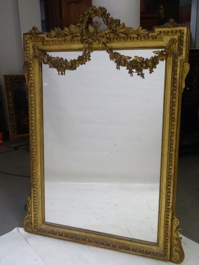Miroir dans un encadrement en bois et stuc...