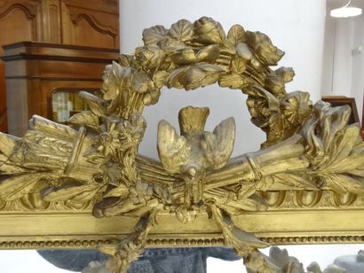 Miroir dans un encadrement en bois et stuc...
