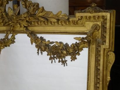 Miroir dans un encadrement en bois et stuc...