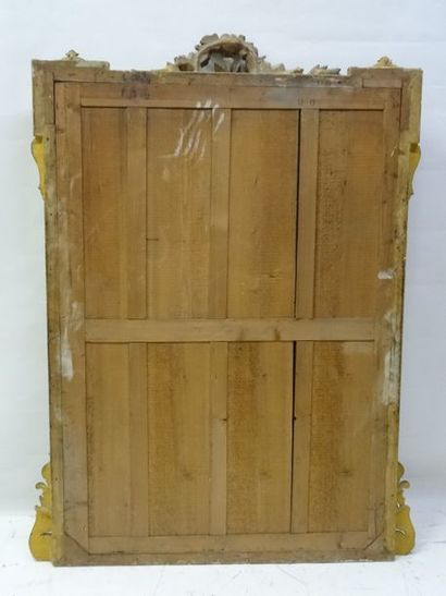 Miroir dans un encadrement en bois et stuc...