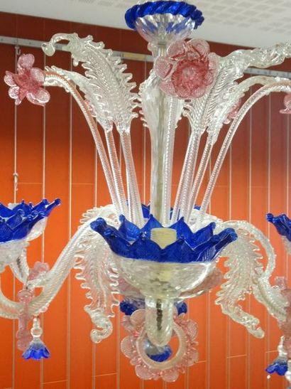 Lustre en verre de Murano polychrome éclairant...