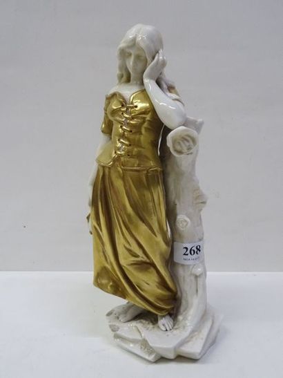 Sculpture en porcelaine à décor blanc et...