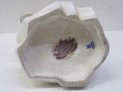 Sculpture en porcelaine à décor blanc et...
