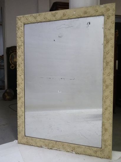 Miroir dans un encadrement en bois et stuc...