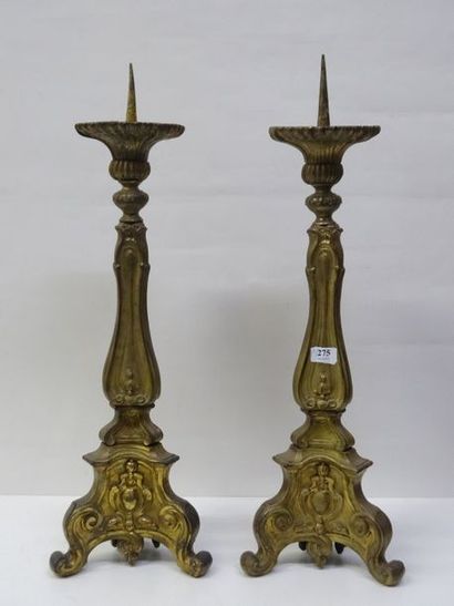 Paire de pique-cierges en bronze doré et...