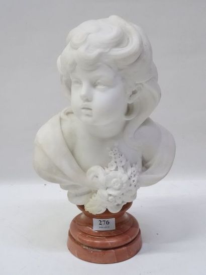 Buste d'enfant sculpté en marbre balnc sur...