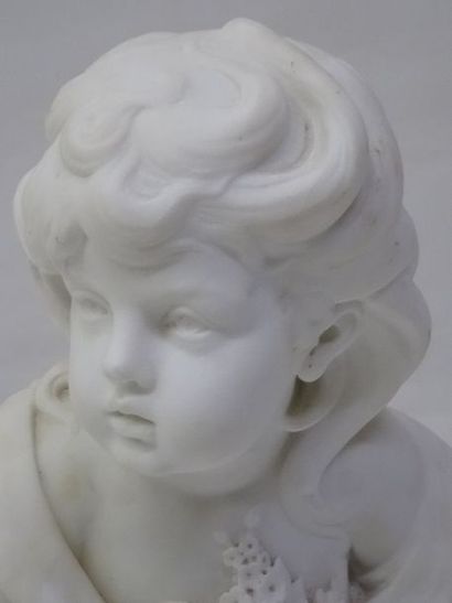 Buste d'enfant sculpté en marbre balnc sur...