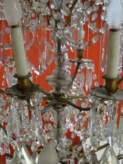 Important lustre à décor de perlages, poignards...