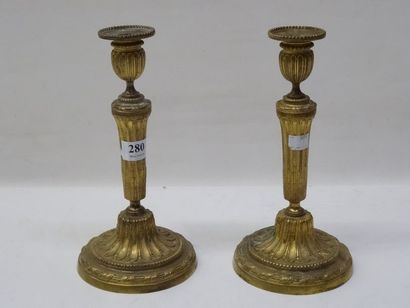 Paire de bougeoirs en bronze de style Louis...