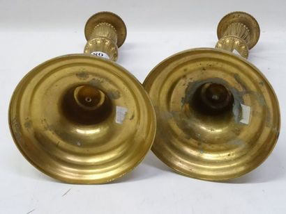 Paire de bougeoirs en bronze de style Louis...