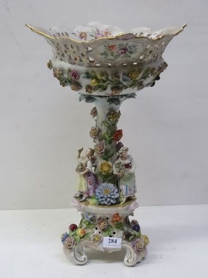 importante coupe en porcelaine polychrome,...