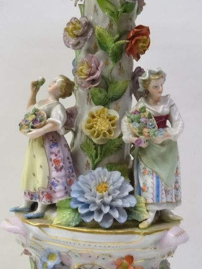 importante coupe en porcelaine polychrome,...
