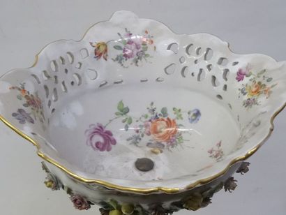 importante coupe en porcelaine polychrome,...