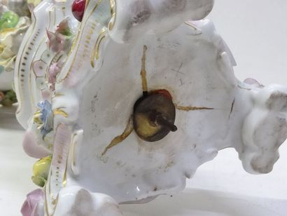 importante coupe en porcelaine polychrome,...