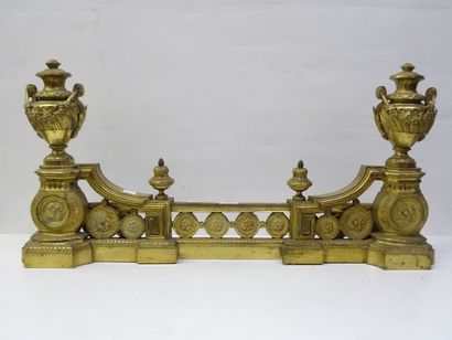 Chenêt avec sa barre de foyer en bronze et...