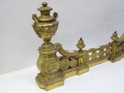 Chenêt avec sa barre de foyer en bronze et...