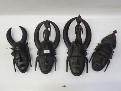 4 masques, hauteur : 40 cm