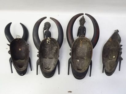 4 masques, hauteur : 40 cm