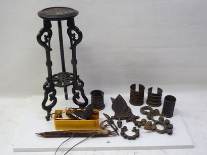 Lot d'objets africains dont 2 poignards,...