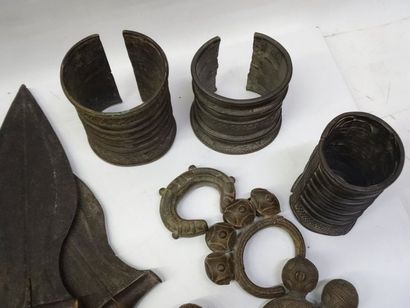 Lot d'objets africains dont 2 poignards,...