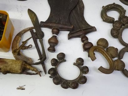 Lot d'objets africains dont 2 poignards,...