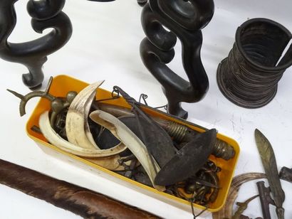 Lot d'objets africains dont 2 poignards,...