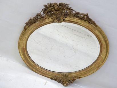 Miroir ovale en bois et stuc doré XIXe siècle...