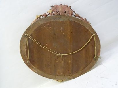 Miroir ovale en bois et stuc doré XIXe siècle...