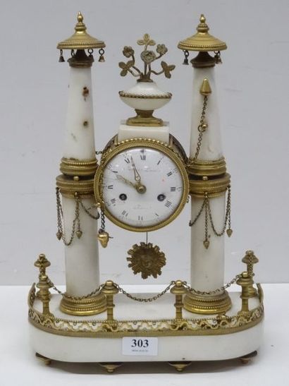 Pendule portique en marbre, belle ornementation...