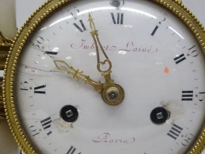 Pendule portique en marbre, belle ornementation...