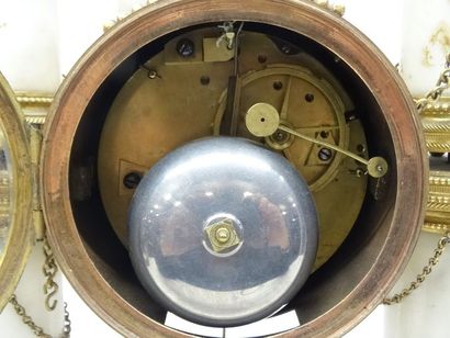 Pendule portique en marbre, belle ornementation...