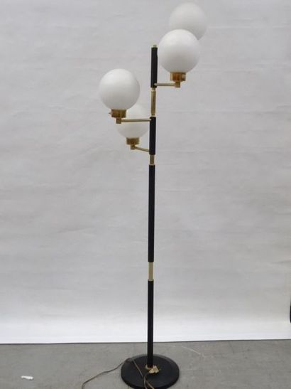 TRAVAIL DES ANNÉES 1960

Lampadaire à quatre...