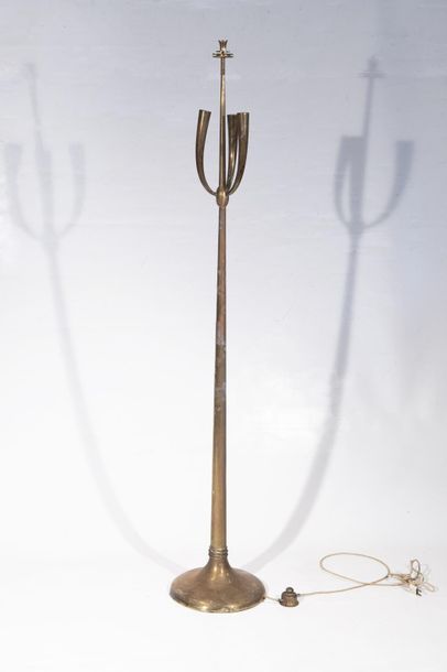 Pied de lampadaire à 3 lumières.

Épreuve...
