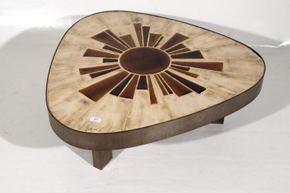BARROIS (XXe) 

Table basse de salon. 

Ceinture...
