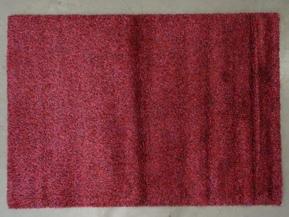 Tapis synthétique à poils longs nuancés rouge,...