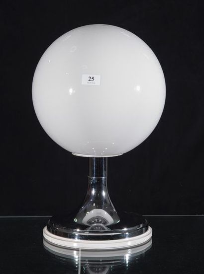 Lampe de salon.

Le pied en métal chromé....
