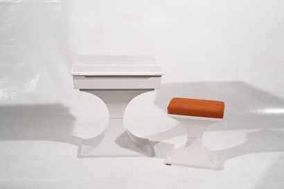 TRAVAIL DES ANNÉES 1960/70

Coiffeuse et...