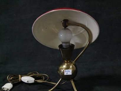 TRAVAIL DES ANNÉES 1950

Lampe de table tripode.

Le...