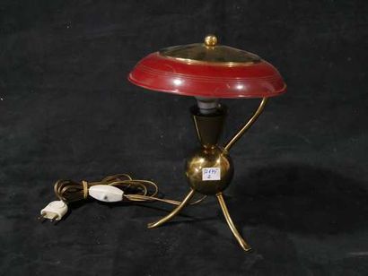 TRAVAIL DES ANNÉES 1950

Lampe de table tripode.

Le...
