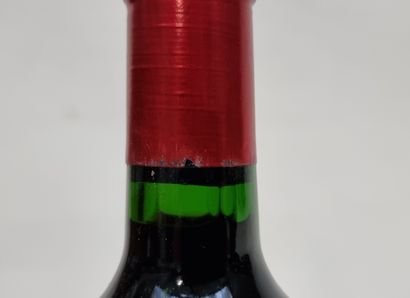 1 B PETRUS 1987 Pomerol (accroc bas de jupe...