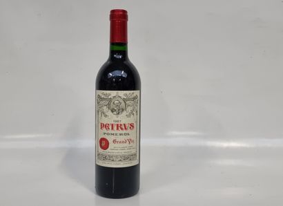 1 B PETRUS 1987 Pomerol (accroc bas de jupe...