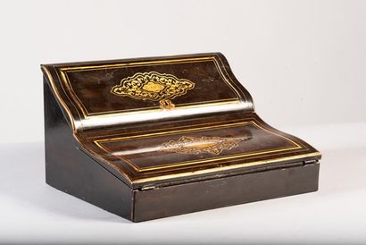 Ecritoire de voyage en bois noirci et marqueterie...