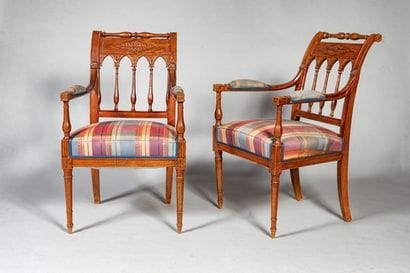 Paire de fauteuils en acajou ou bois teinté...