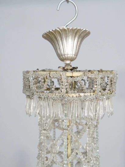 Lustre à pampilles et perles éclairant à...